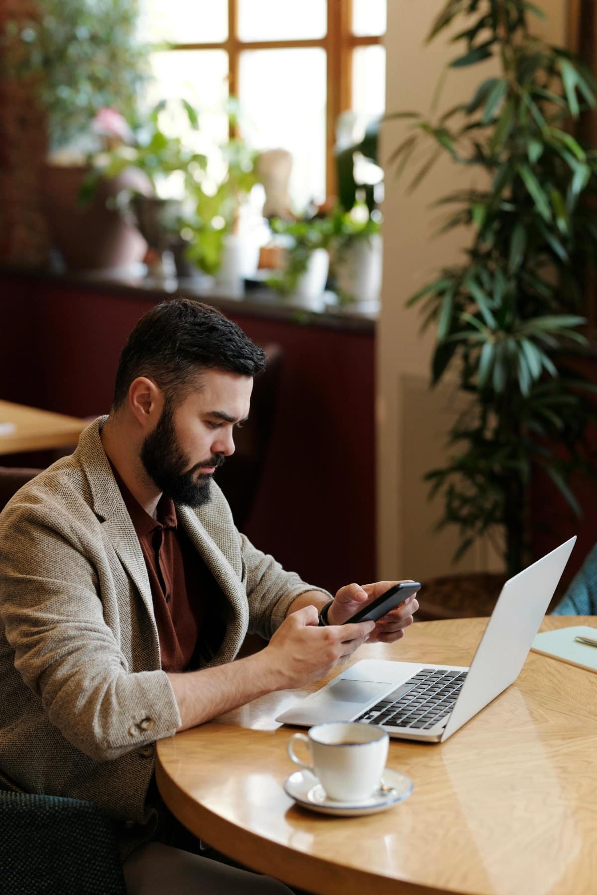 Hombre intentando hacer el check-in online