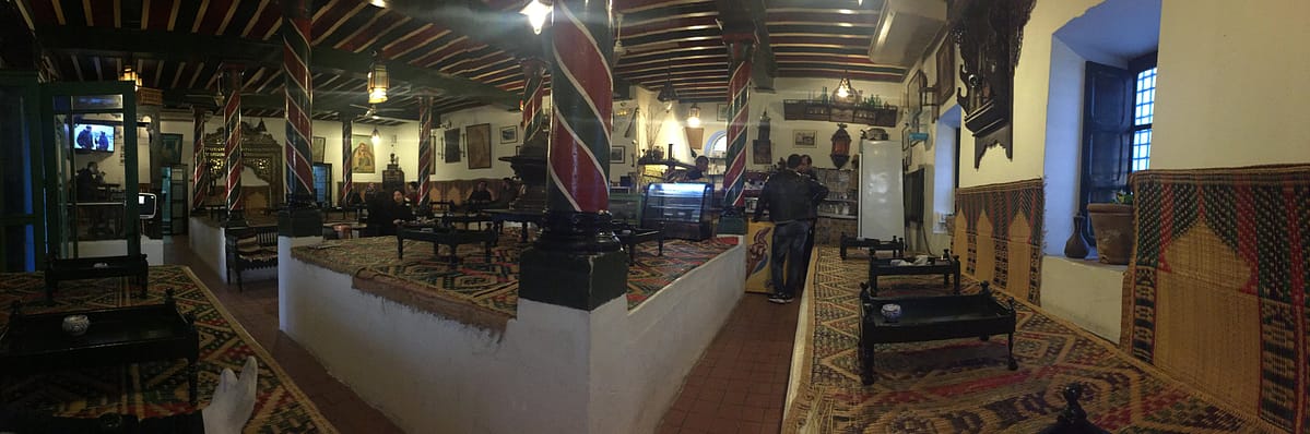 interior del Café des Nattes en Sidi Bou Said con su decoración tradicional y esteras características