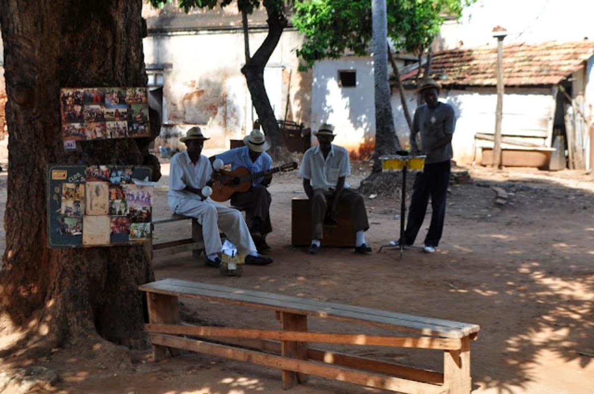 Músicos callejeros en Trinidad Músicos tocan en una de las calles de Trinidad