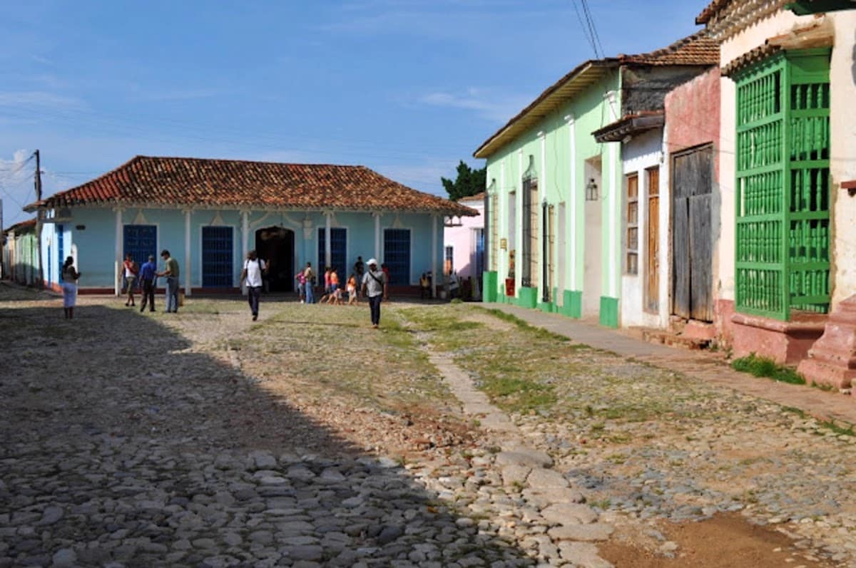 Casas de colores y calle típica de Trinidad Calle de piedra en Trinidad con casa de colores