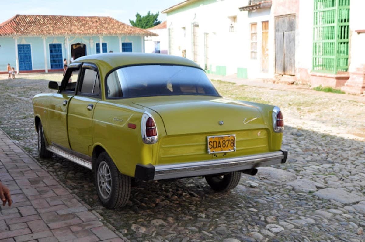 Un coche antiguo en las calles de piedra de Trinidad Coche antiguo en las calles de Trinidad