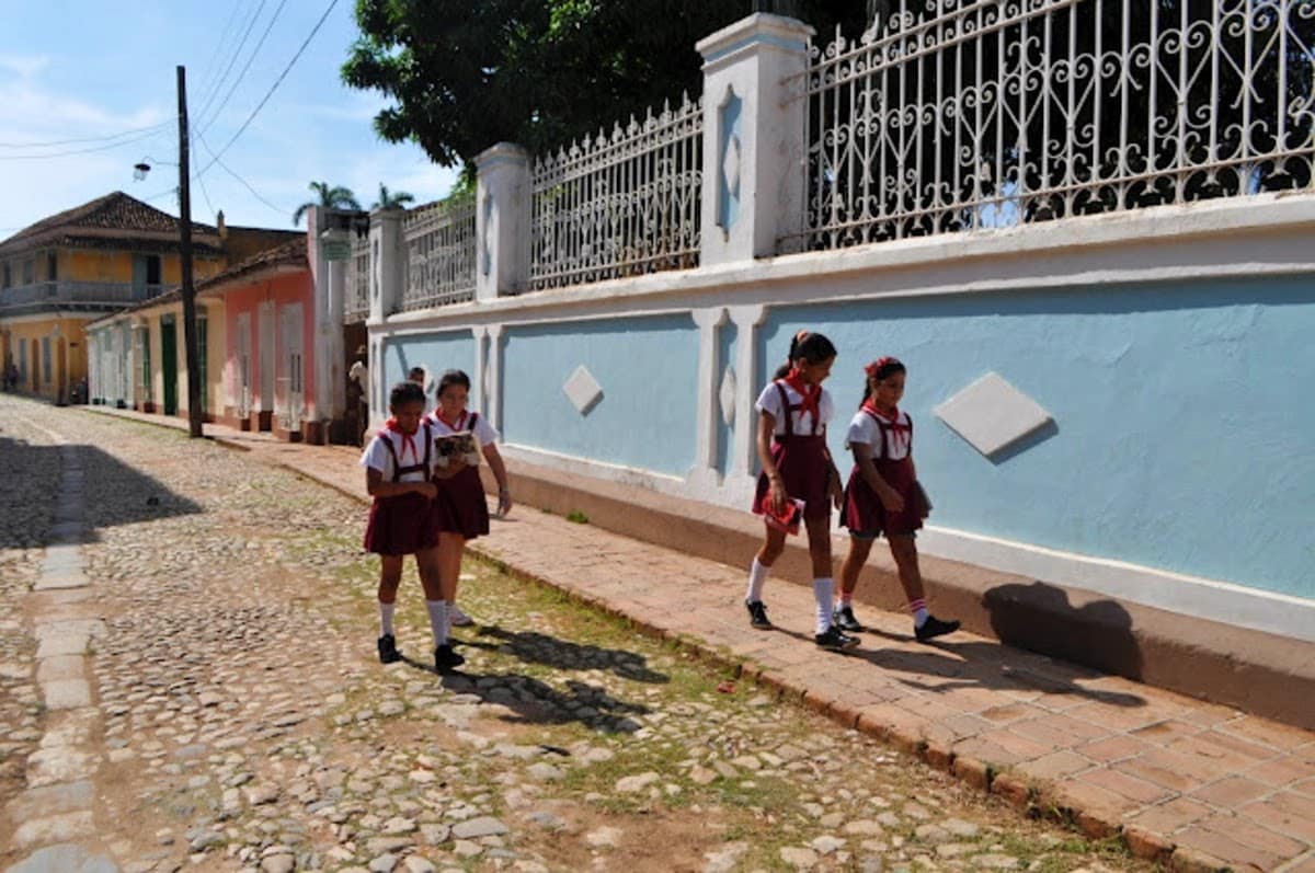 Escolares a la salida del colegio en Trinidad Escolares en uniforme pasean por las calles de Trinidad