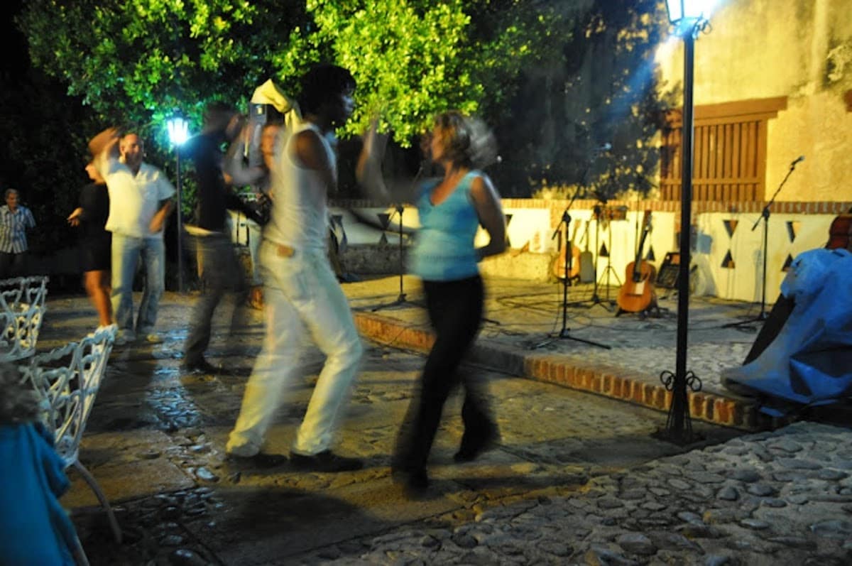 Varias parejas bailan en las calles de Trinidad Parejas bailando en las calles de Trinidad