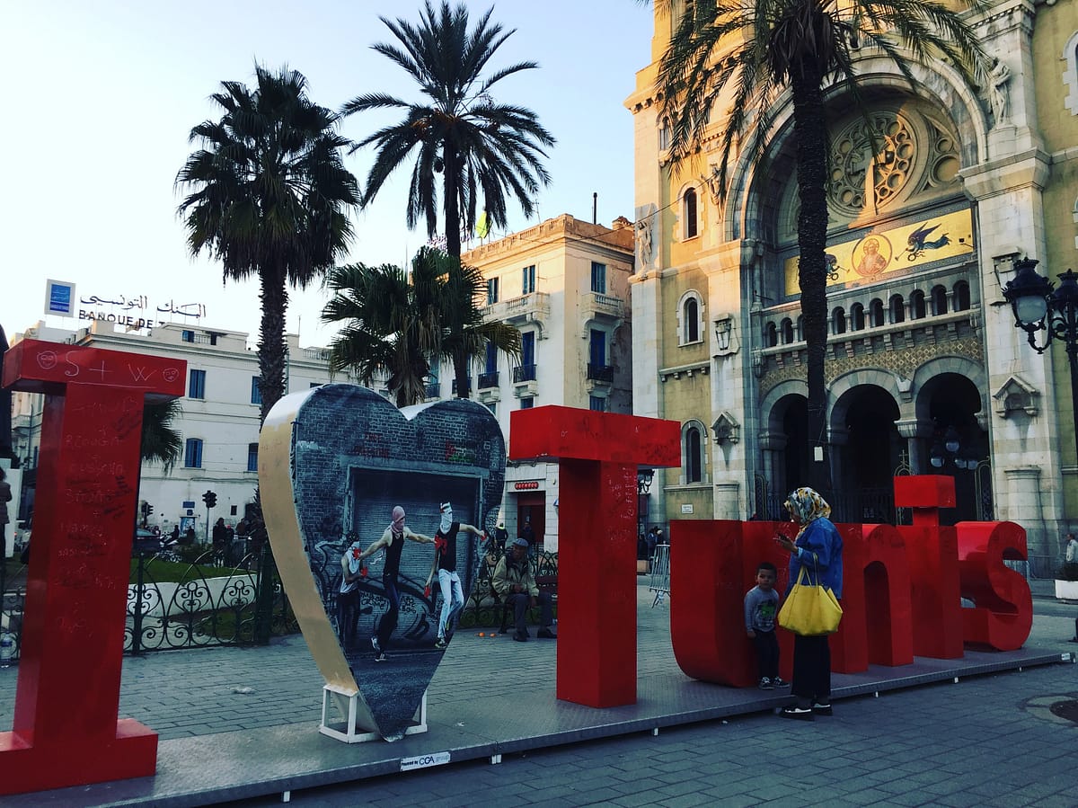 Cartel I Love Tunis frente a la medina de Túnez capital