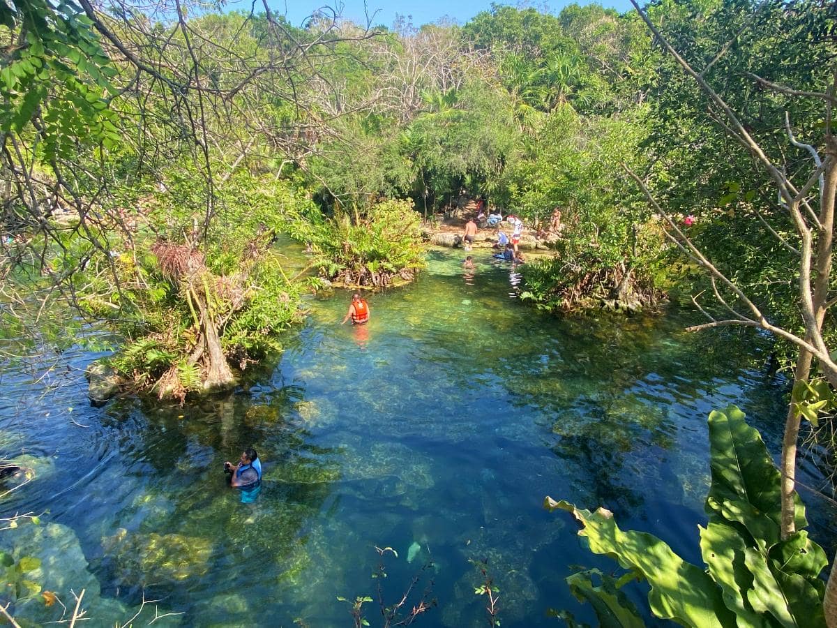 Algunas zonas son más grandes que una piscina Gente nadando en una piscina natural