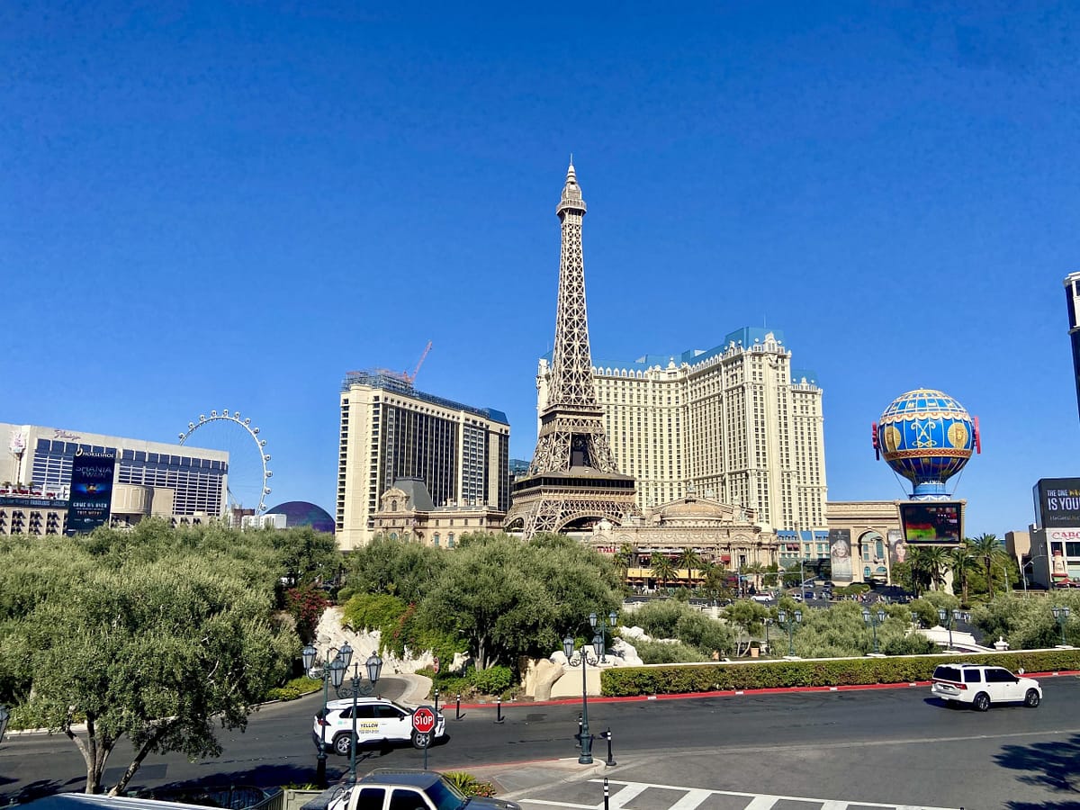 Tráfico en el Strip de Las Vegas frente al hotel París.