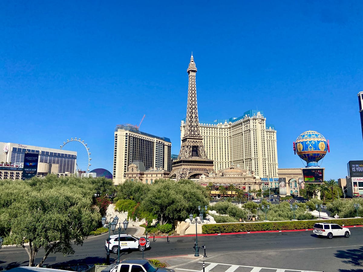 Tráfico en el Strip de Las Vegas frente al hotel París.