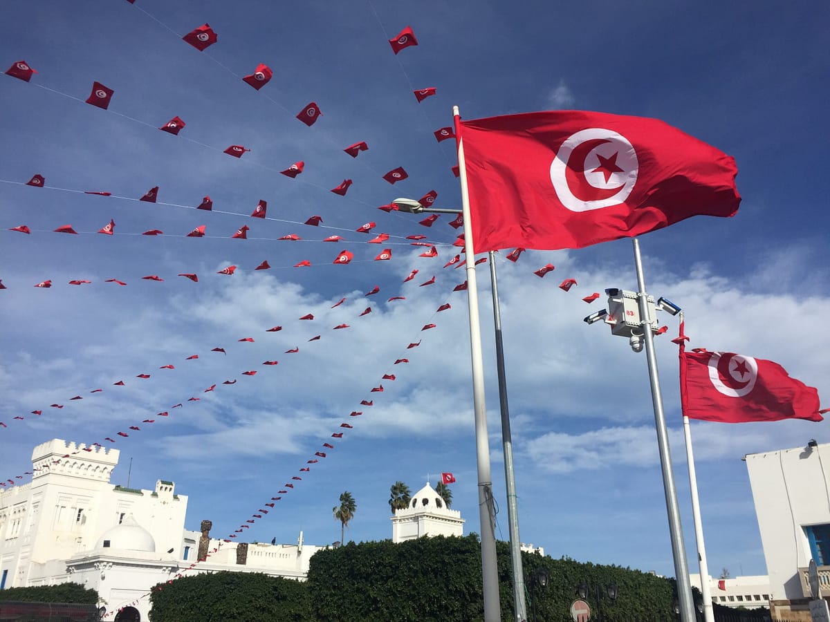 Banderas de Túnez en la plaza principal de la capital