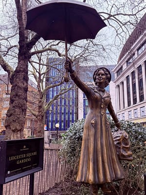 TMary Poppins en Leicester Square – Scenes in the Square Londres Escultura de Mary Poppins en Leicester Square Londres dentro de Scenes in the Square