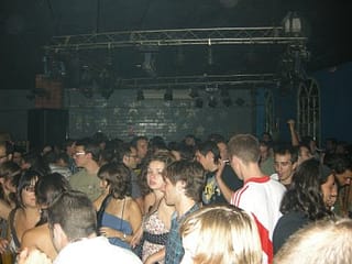 Gente disfrutando y bailando en la sala Plataforma de Barcelona mbiente de fiesta en la sala Plataforma de Barcelona, gente bailando y disfrutando