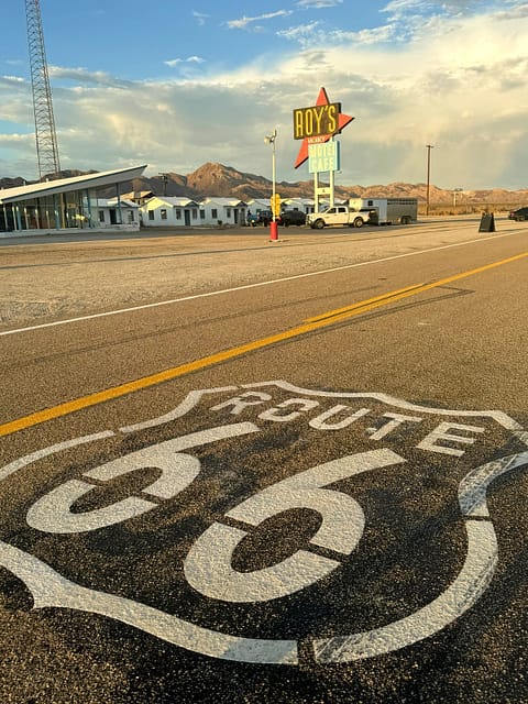 La Ruta 66 pasando por Amboy con el Motel Troy's al fondo La Ruta 66 pasando por Amboy con el Motel Troy's al fondo