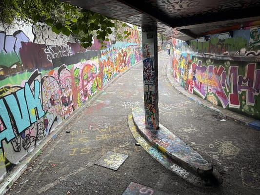 Los graffitis cubren también las entradas a Leake Street Vista de una de las entradas a Leake Street, llena de graffitis