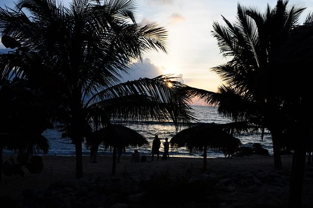 Playa Ancón al atardecer en Cuba
