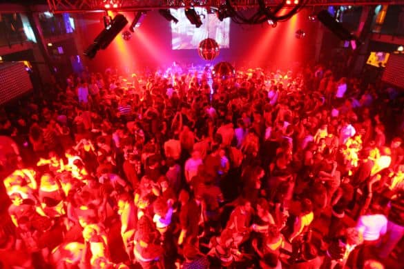 Ambiente y fiesta en Razz Club Barcelona Gente bailando y disfrutando en la pista de baile de Razzmatazz Sala 1
