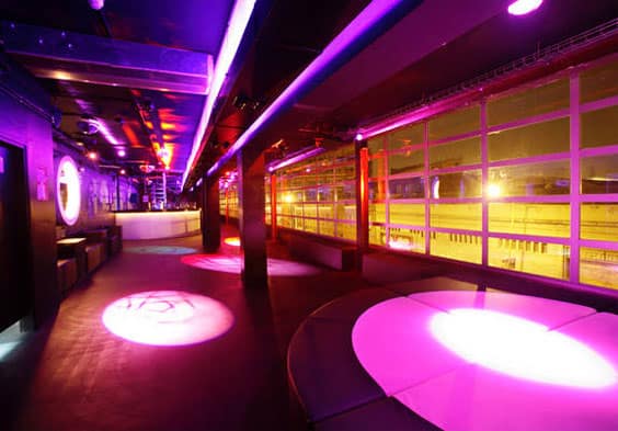 Diseño interior de la Sala Pop Bar Sala 4 Pop Bar de Razzmatazz con sus luces y pista