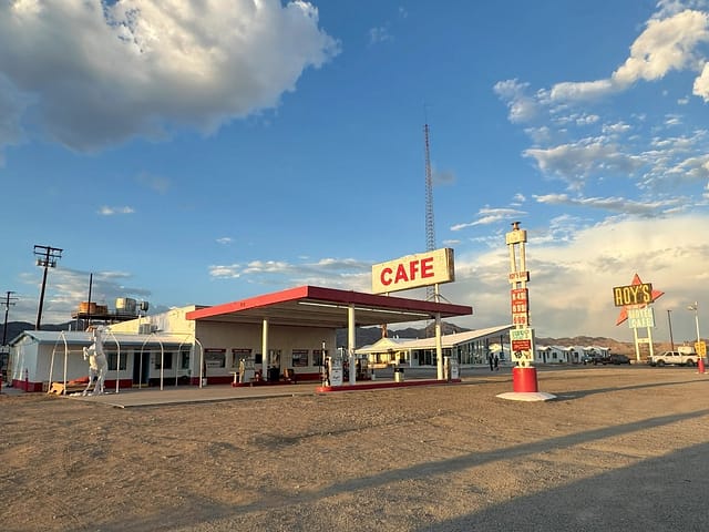 La gasolinera de Amboy con el cartel de Troy's al fondo