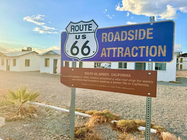 Cartel que certifica que Amboy es una atracción turística de la Ruta 66 Cartel de la Ruta 66 en Amboy