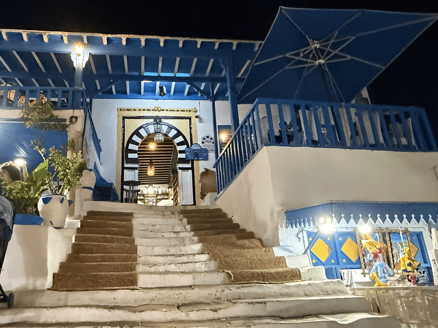 Un café en Sidi Bou Said con los colores típicos blanco y azul Café blanco y azul en Sidi Bou Said, Túnez