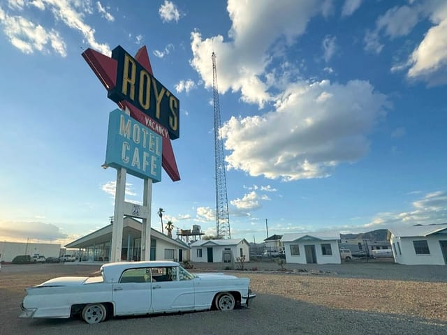 Roy's Cafe y Motel, icónico neón de Amboy en la Ruta 66 Cartel de Roy's café y Motel en Amboy, ciudad fantasma de la Ruta 66