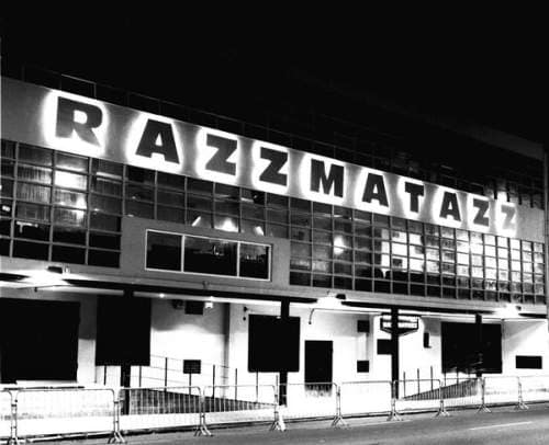 Fachada mítica de la discoteca Razzmatazz Barcelona por la noche