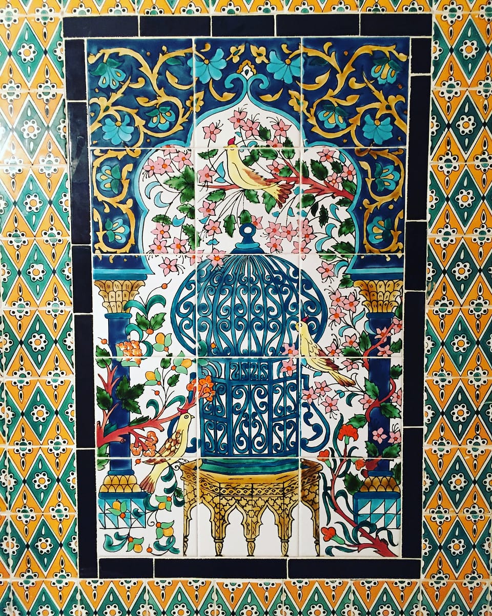 Mosaico decorativo del Art Café de Sidi Bou Said con cerámica tradicional tunecina.