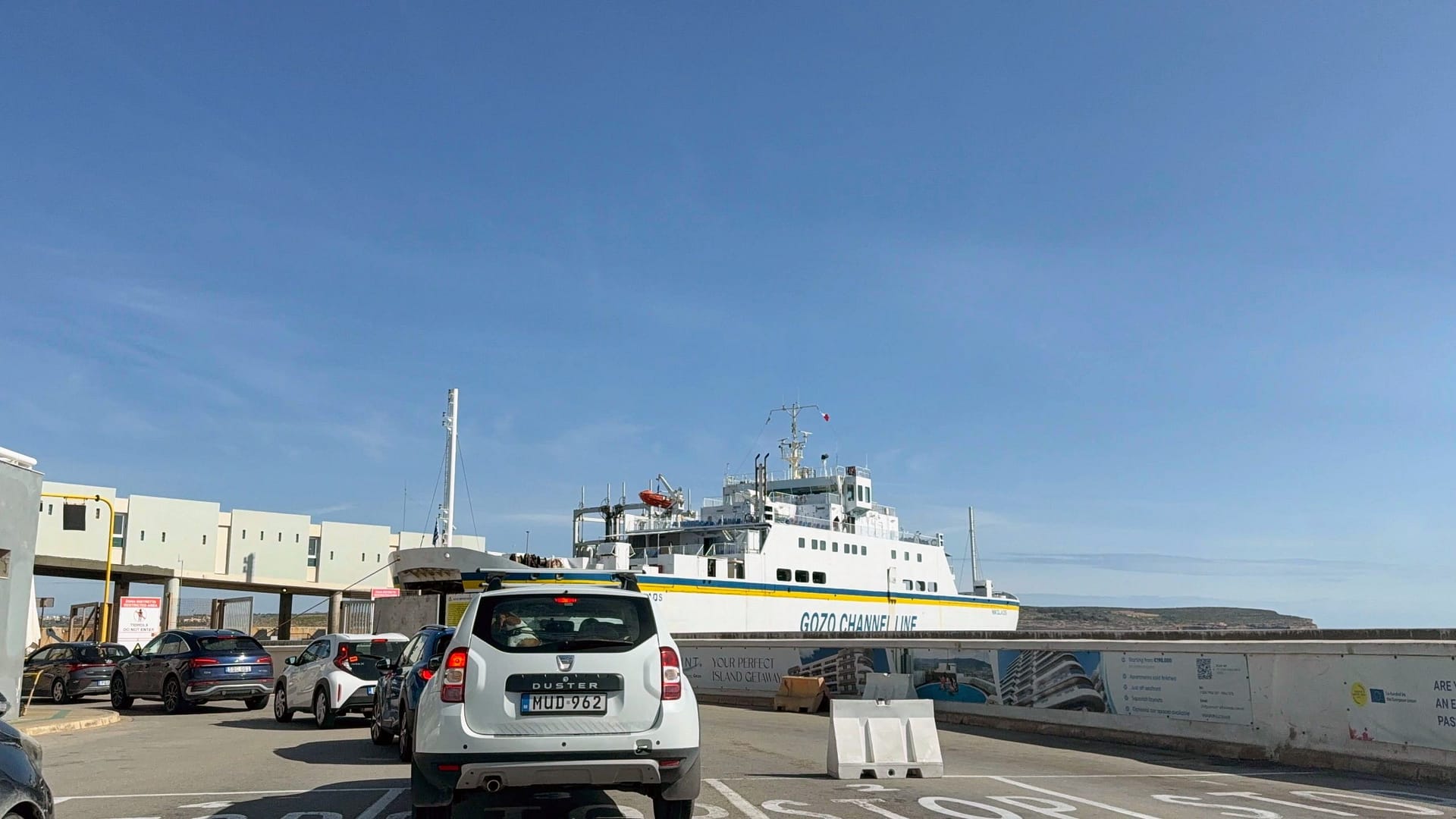 Esperando el ferry en Malta Terminal del ferry Malta, coches esperando para embarcar