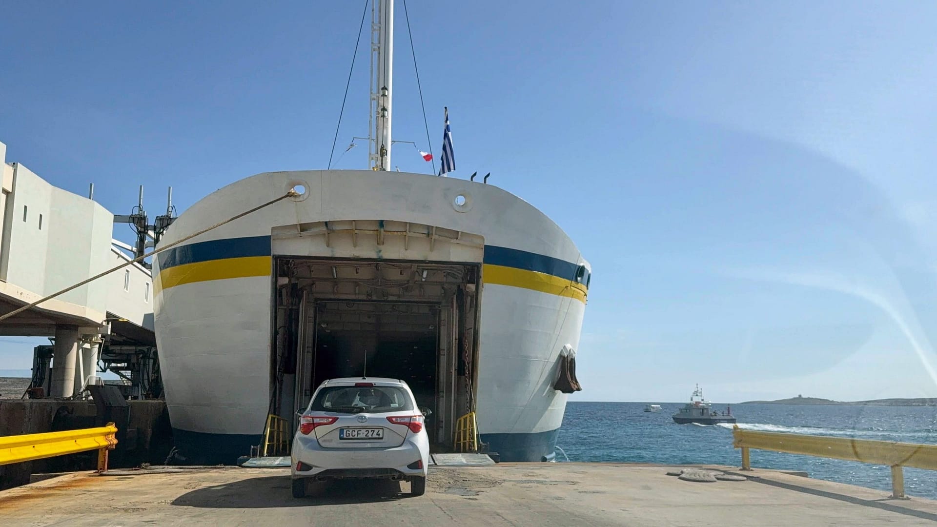 Ferry tradicional Malta-Gozo Coche entrando en el ferry tradicional Malta-Gozo