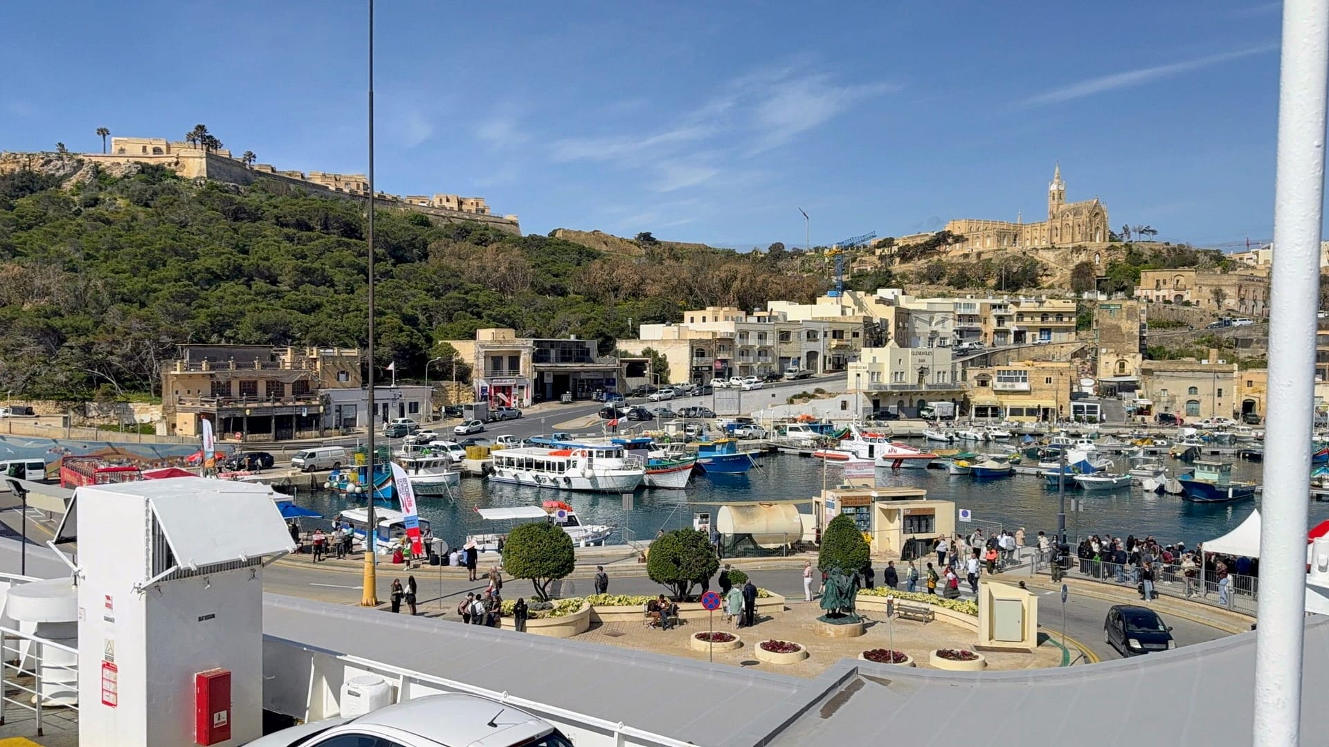 Panorámica desde el ferry a Gozo Vista desde la cubierta del ferry tradicional hacia Gozo