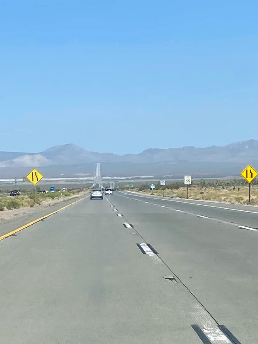 Conducir en Estados Unidos es toda una Experiencia Larga carretera en una autopista de USA