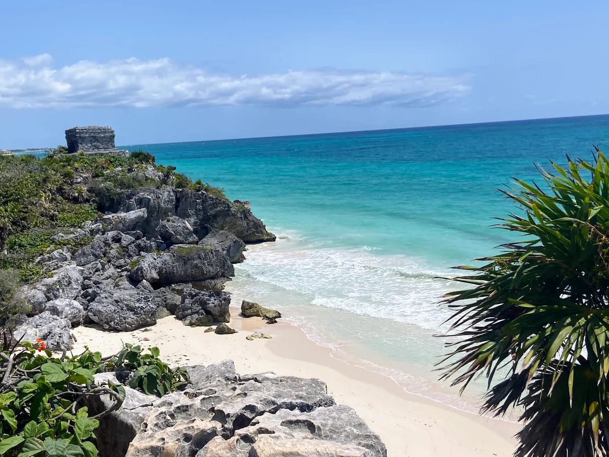 Templo del Dios del Viento en Tulum, uno de los más fotografiados del recinto Templo del Dios del Viento en las ruinas de Tulum con vistas a la playa y el acantilado