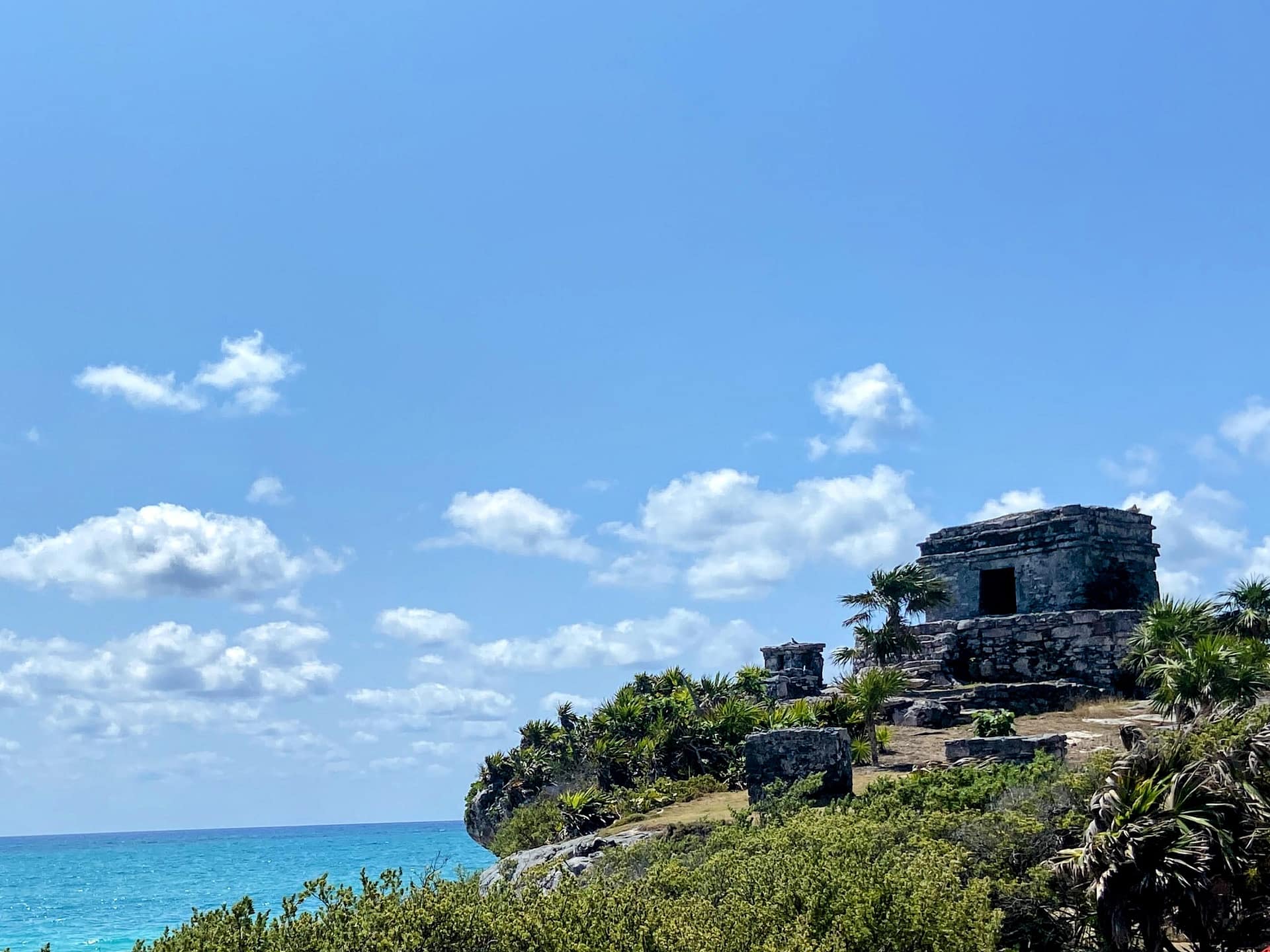 Templo maya de Tulum con vistas al mar Caribe Templo maya en las ruinas de Tulum con el mar Caribe y el cielo al fondo