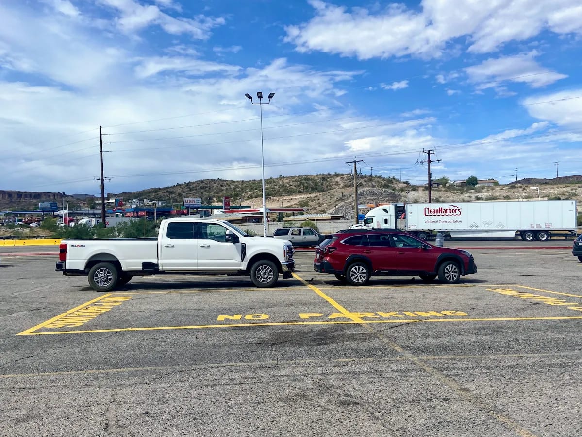 El tamaño de los coches en USA Coches aparacados en un parking en Estados Unidos