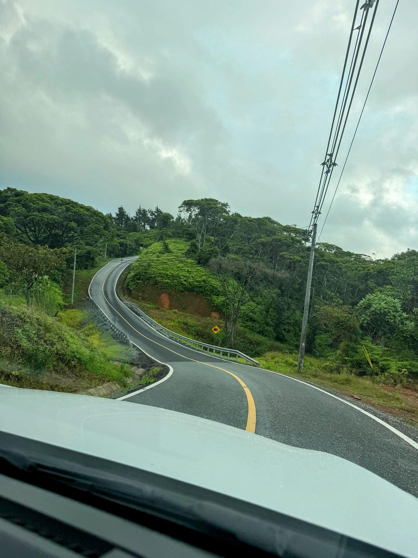 Qué llevar en la maleta para moverte por Panamá cómodamente Carretera hacia Guna Yala en Panamá rodeada de selva