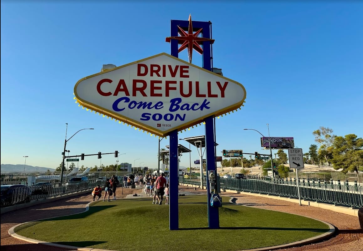 Se forman colas largas para hacer fotos Parte trasera del letrero de Las Vegas con vista a la cola